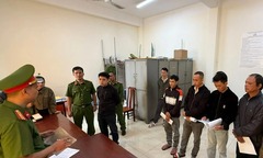 Mâu thuẫn với hàng xóm, bố mẹ và con trai cùng bị khởi tố