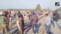 Hiện trường vụ tai nạn tàu chở 600 khách ở Ấn Độ lao vào đàn voi khoảng 100 con