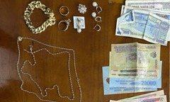 Nhặt được ví tiền chứa vàng và sổ tiết kiệm, người đàn ông có quyết định bất ngờ