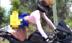 Xem xét xử lý hình sự vụ người phụ nữ "biểu diễn " trên yên mô tô tại Khánh Hòa