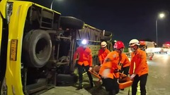 Hiện trường xe khách lao vào giải phân cách, 15 người thiệt mạng thương tâm