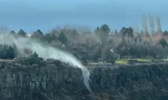 Clip: Cận cảnh thác nước “chảy ngược” lên trời giữa gió mạnh khiến nhiều người kinh ngạc