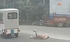 Thót tim cảnh bé gái ngã nhào khỏi xe ba bánh, bố mẹ vẫn thản nhiên lái đi