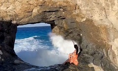 Clip: Nữ du khách bị sóng lớn đánh văng khỏi mỏm đá khi đang tạo dáng