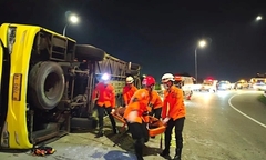 Xe buýt lật nghiêng trên đường cao tốc, 16 người tử vong thương tâm