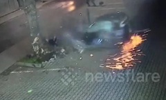 Clip: Ô tô bất ngờ mất lái, lao thẳng lên vỉa hè, tông vào cây, biến dạng, 3 người đi đường may mắn thoát nạn