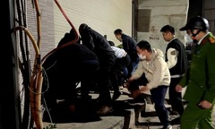 Hà Hội: Phá cửa cuốn cứu 4 người mắc kẹt trong nhà sát chợ bị cháy