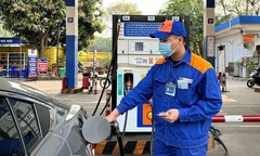 Giá xăng dầu tiếp tục giảm từ 15h chiều nay (25/12)