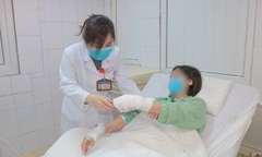 Cảnh báo từ vụ người phụ nữ nhập viện trong đêm sau khi dùng bột thông bồn cầu gây nổ