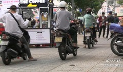 Đội CSGT Hàng Xanh, TP.HCM công bố danh sách xe máy leo vỉa hè bị  "phạt nguội "