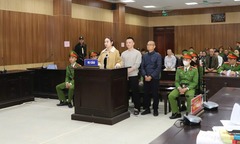 Hình ảnh vợ chồng trùm giang hồ Vi  "Ngộ " tại phiên xét xử