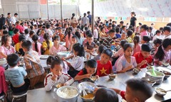 Học sinh tiểu học và THCS các xã biên giới được hỗ trợ 450.000 đồng, 8kg gạo mỗi tháng