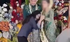 Clip: Bạn gái cũ có hành động không phù hợp với chú rể tại lễ cưới, cô dâu tức giận  "xử lý " ngay trên sân khấu
