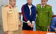 Đi xe không biển số, người đàn ông bị phát hiện mang túi ma túy trên người