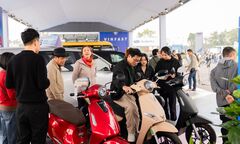 Lái thử xe máy điện VinFast tại Vietnam Mobility Show 2025, khách hàng muốn “chốt đơn” xe điện, bỏ ngay xe xăng