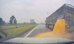 Xử lý trường hợp làm rơi vãi hàng hoá trên cao tốc Hà Nội - Thái Nguyên