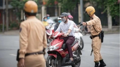 Xe máy rẽ phải khi đèn đỏ sẽ bị phạt thế nào ?