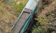 Xe buýt bất ngờ mất lái rơi xuống vực sâu, 7 người tử vong thương tâm