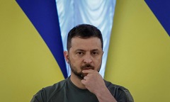Tổng thống Zelensky nhận thêm tin  "sét đánh ngang tai " giữa lúc  "nước sôi lửa bỏng "