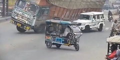 Clip: Đánh lái tránh va chạm, xe tải lật nghiêng đè nát ô tô con đi cùng chiều