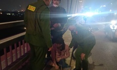 Kịp thời ngăn chặn vụ việc người phụ nữ có biểu hiện định tự tủ tại cầu Nhật Tân