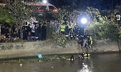 Xe bán tải mất lái lao xuống kênh nước, 6 người tử vong thương tâm ở Thái Lan