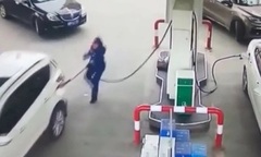 Clip: Bất cẩn khi đổ nhiên liệu, nữ tài xế kéo sập cột xăng giữa trạm