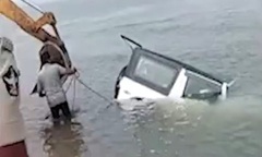 Clip: Ô tô lao xuống biển lúc đêm muộn, nam thanh niên thiệt mạng