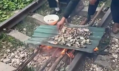 Nhóm người nướng đồ ăn trên đường sắt ở Quảng Ninh bị xử phạt