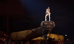 Nữ ca sĩ  "vung " 760 tỷ đồng cưỡi mãng xà, mang bò tót lên sân khấu