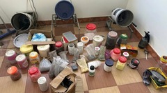 Dùng cả máy trộn bê tông để trộn thuốc pháo, 13 đối tượng bị bắt giữ