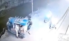Clip: Bất ngờ mất kiểm soát, xe ba bánh chao đảo, chở theo 4 người lao xuống kênh nước