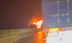 Xe khách giường nằm bốc cháy dữ dội trên cao tốc Bắc - Nam giữa đêm khuya