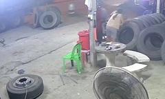 Clip: Lốp ô tô phát nổ như bom tại tiệm sửa chữa khiến ai nấy hoảng sợ bỏ chạy