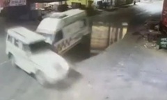 Clip: Xe cứu thương tông lật ô tô giữa ngã tư, khiến chiếc xe đâm vào cửa hàng ven đường, nhiều người bị thương