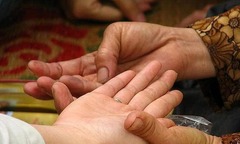 Thầy bói trộm điện thoại của khách nhằm chứng minh lời mình phán là đúng
