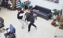 Danh tính người đàn ông cầm dao xông vào tiệm cắt tóc, truy đuổi hai mẹ con ở Bắc Ninh