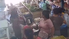 Clip: Động đất 6,4 độ richter làm rung chuyển một khu chợ, người dân hoảng loạn bỏ chạy