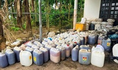 Ngăn chặn gần 2 tấn dầu ăn, mỡ heo đã qua sử dụng, chuẩn bị bán ra thị trường ở Quảng Ngãi
