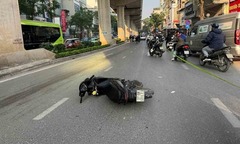 Sau cú phanh gấp, người đàn ông đi xe máy trượt ngã vào gầm ô tô 