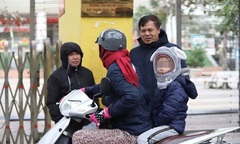 Nền nhiệt giảm sâu, nhiều trường tiểu học ở Hà Nội lùi giờ vào lớp
