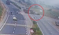 Clip: Đánh lái tránh xe máy, xe tải đâm trúng ô tô con khiến 3 người trong một gia đình thiệt mạng