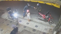 2 cha con xe hết xăng phải dắt bộ và hành động bất ngờ của người lạ