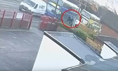 Rơi khỏi cửa sổ xe buýt, 3 học sinh bị thương: Camera ghi lại phút thót tim