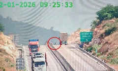 Nghịch dại: 3 cháu nhỏ trèo rào vào chơi đùa trên cao tốc Cam Lâm - Vĩnh Hảo