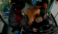 Clip: Tài xế đột tử khi đang lái xe buýt, nữ nhân viên kịp thời cứu hành khách ở TP.HCM
