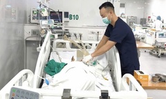 Trượt chân xuống hố sâu khi đi câu cá, bé trai ở Hà Nội được cứu sống ngoạn mục