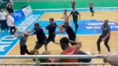 Clip: 3 người xông vào sân, đuổi đánh tới tấp trọng tài 