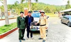 Phát hiện  "vị khách lạ " trong bếp, người đàn ông ở Thanh Hóa bàn giao cho CSGT