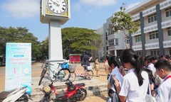 Khoảnh khắc hàng trăm học sinh TP.HCM quan sát đồng hồ và 3 chiếc xe để… làm bài thi  "gây sốt "